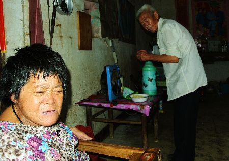 河南古稀老人照顾残疾女儿40年（组图）