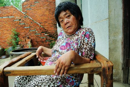 河南古稀老人照顾残疾女儿40年（组图）