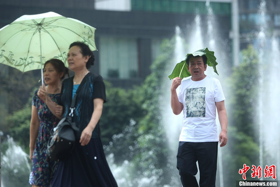 重庆气温最高超37℃ 街头短裤长裙“风光好”
