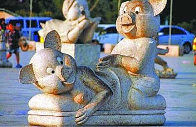 郑州“孝顺猪”雕塑10年前在武汉涉黄被查