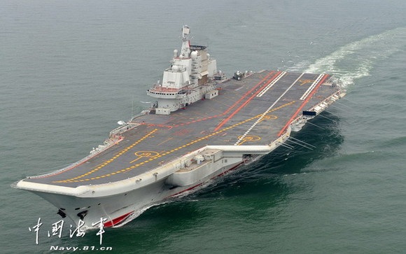中国首艘航空母舰“辽宁”号正式交接入列