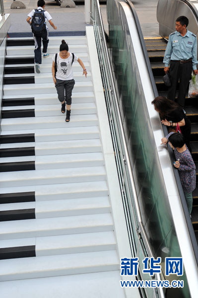 杭州：“钢琴阶梯”亮相闹市区(图)