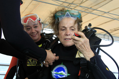 著名女潜水家厄尔在海南分界洲岛进行中国“首潜”