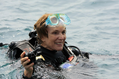 著名女潜水家厄尔在海南分界洲岛进行中国“首潜”