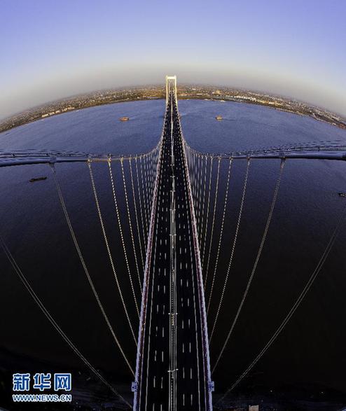 江苏泰州长江公路大桥即将通车