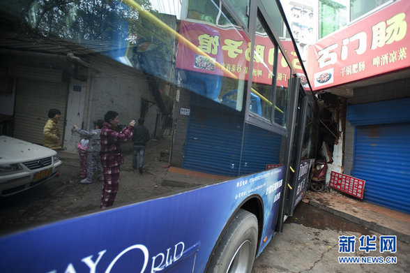 公交车失控撞进五金店 一名男童受伤