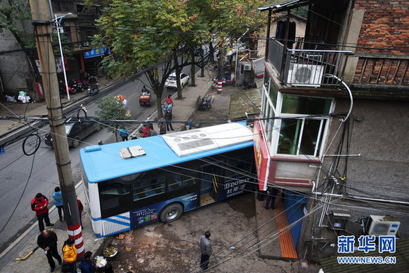公交车失控撞进五金店 一名男童受伤