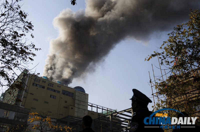 浙江杭州一百货大楼顶层着火 事故原因调查展开