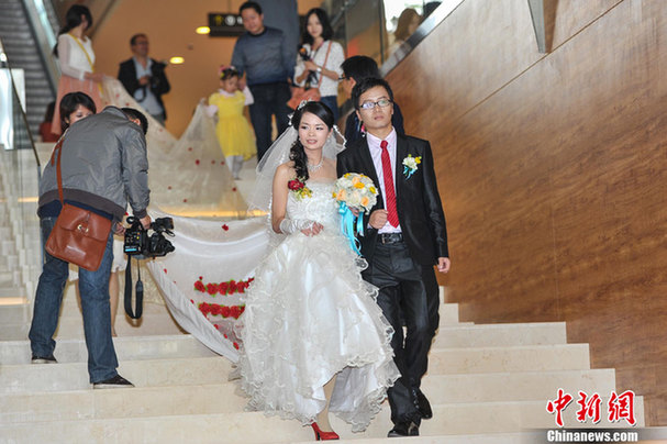广西一新娘身着520米长婚纱出嫁