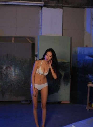 艺术系女生着内衣用身体作画 称不是搞色情
