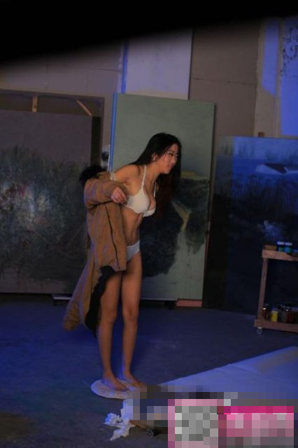 艺术系女生着内衣用身体作画 称不是搞色情