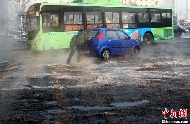 哈尔滨一水管线破裂 街路变成冰河