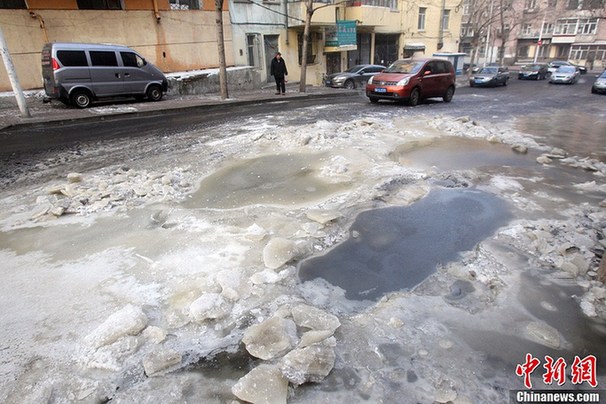 哈尔滨一水管线破裂 街路变成冰河