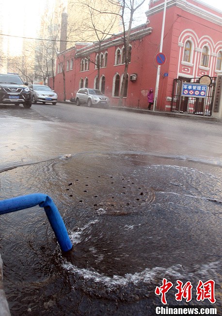 哈尔滨一水管线破裂 街路变成冰河