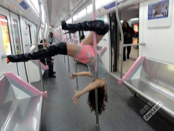 武汉少女地铁跳钢管舞引乘客围观
