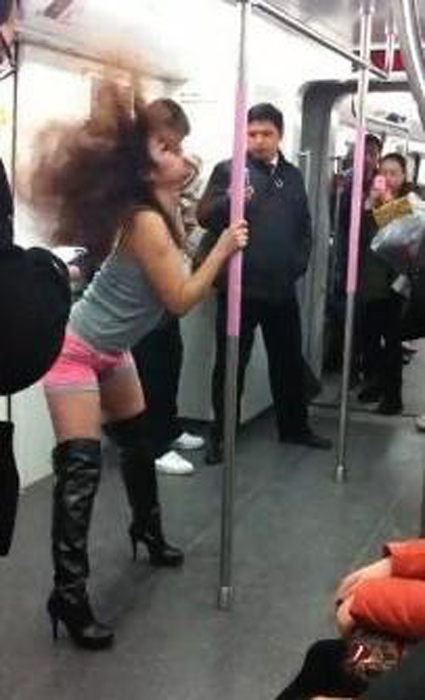 武汉少女地铁跳钢管舞引乘客围观
