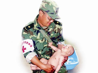 汶川地震时出生10天被困军医救 4岁娃来汉谢恩人