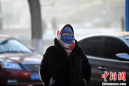 中国多地再遭雾霾围城 交通受阻空气质量持续走低