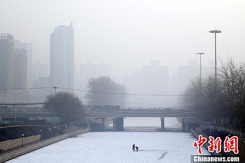 中国多地再遭雾霾围城 交通受阻空气质量持续走低