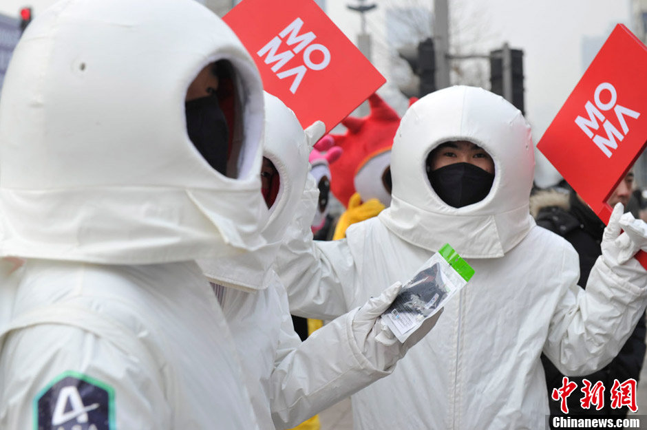 山西街头现“太空人” 向民众发放PM2.5口罩