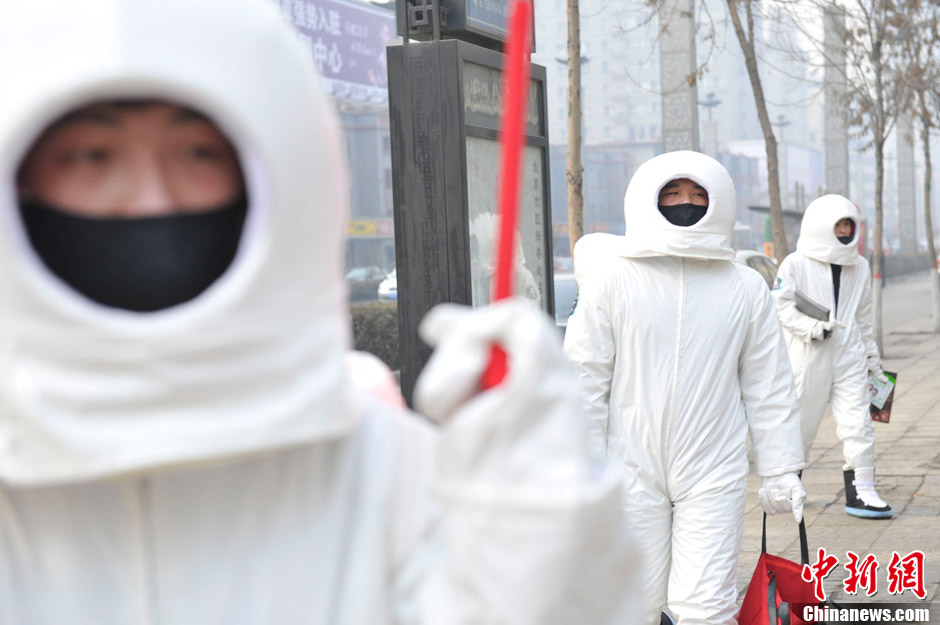 山西街头现“太空人” 向民众发放PM2.5口罩