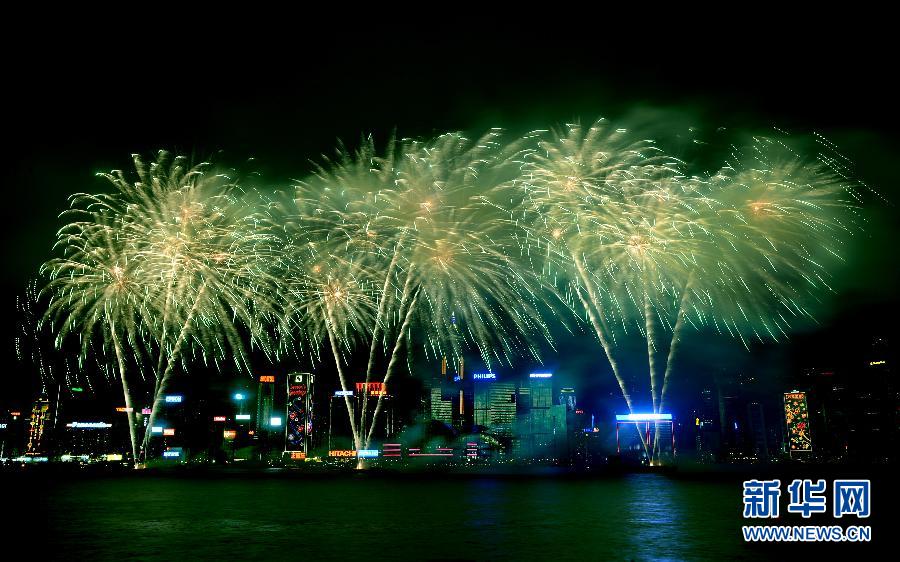 香港举行烟花汇演庆新春 30万名观众观看