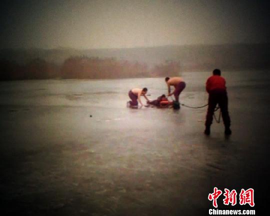河北邢台“90后”两少年冰窟救人 一人不幸遇难