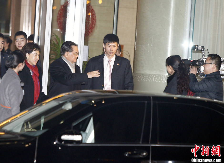国民党荣誉主席连战抵达北京(图)