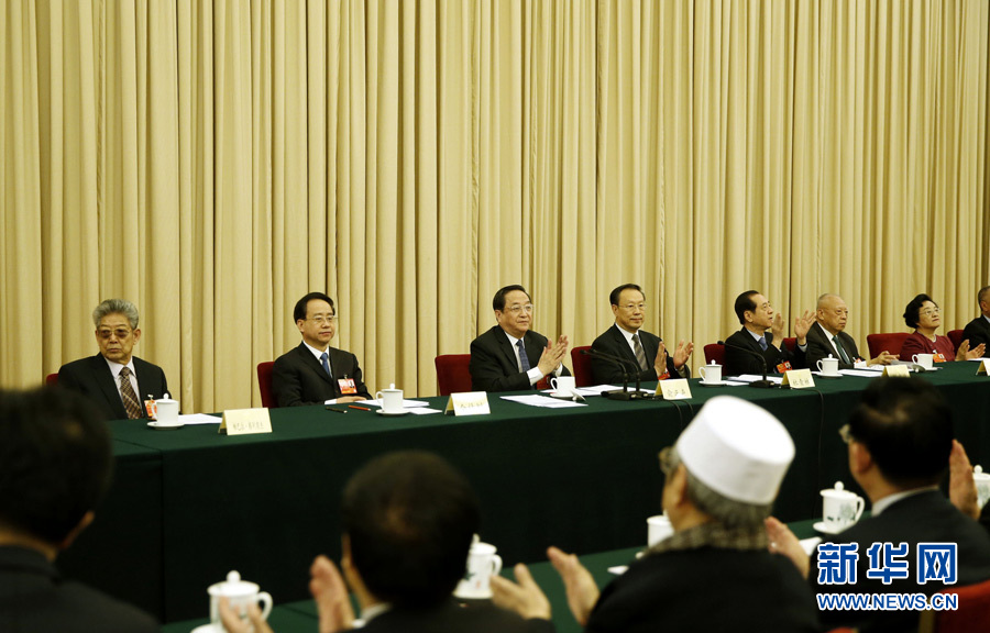 全国政协十二届一次会议主席团第一次会议在北京举行