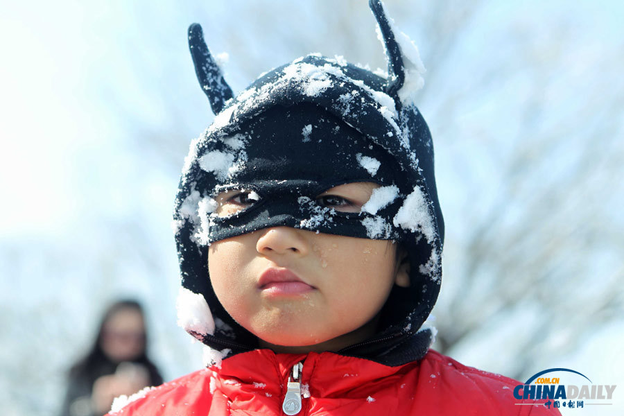 北京春分迎强降雪 颐和园游人“雪战”