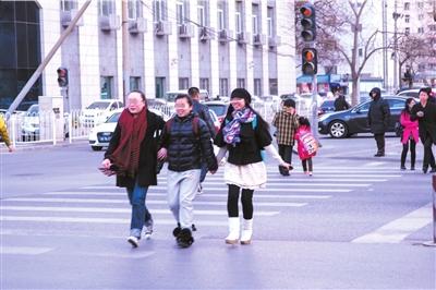 北京对闯红灯行人当场罚款 现场目击:老人多闯灯