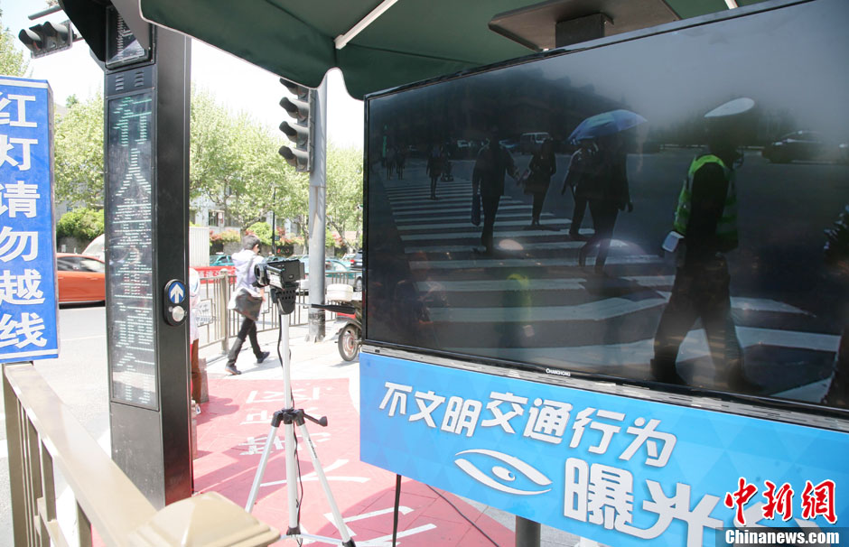 杭州新招治“中国式过马路” 路边摆屏幕“现场直播”