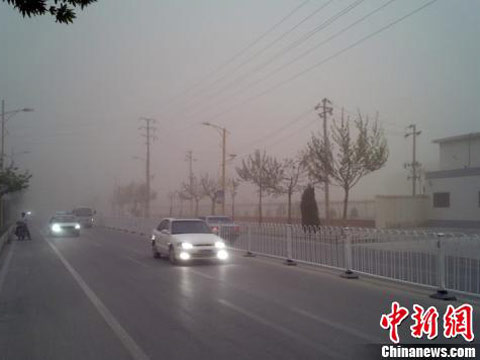 新疆喀什遭遇沙尘暴 白昼如黑夜（图）