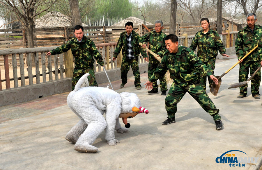 山西太原动物园演练“兽口救人”