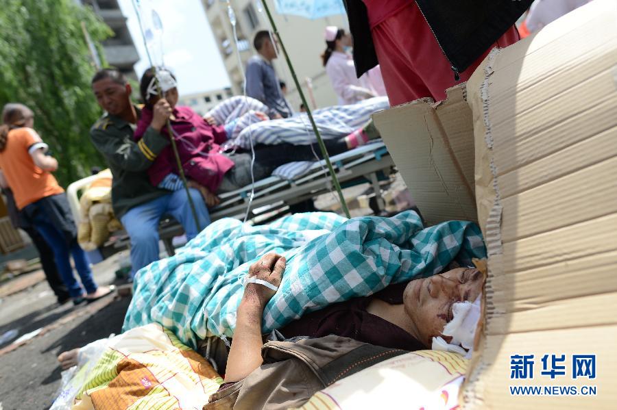 雅安地震已致37人死亡　500人以上伤亡