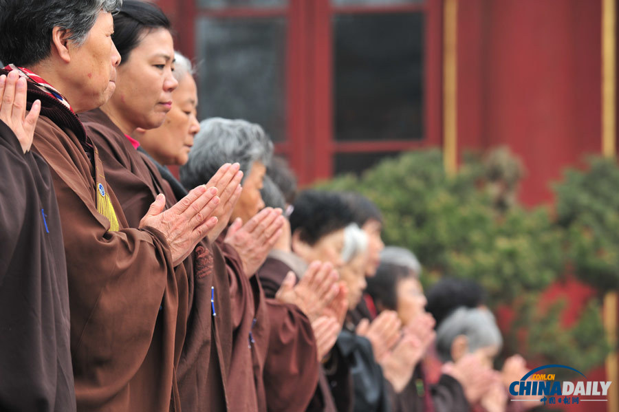 北京佛教信众为芦山地震灾区祈福并捐款