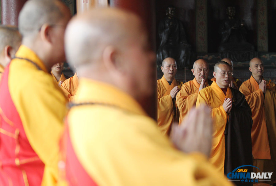 北京佛教信众为芦山地震灾区祈福并捐款