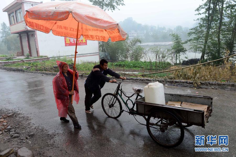 雨中震区的村民生活