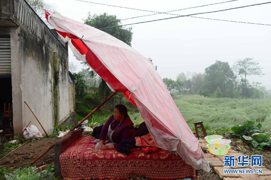 雨中震区的村民生活