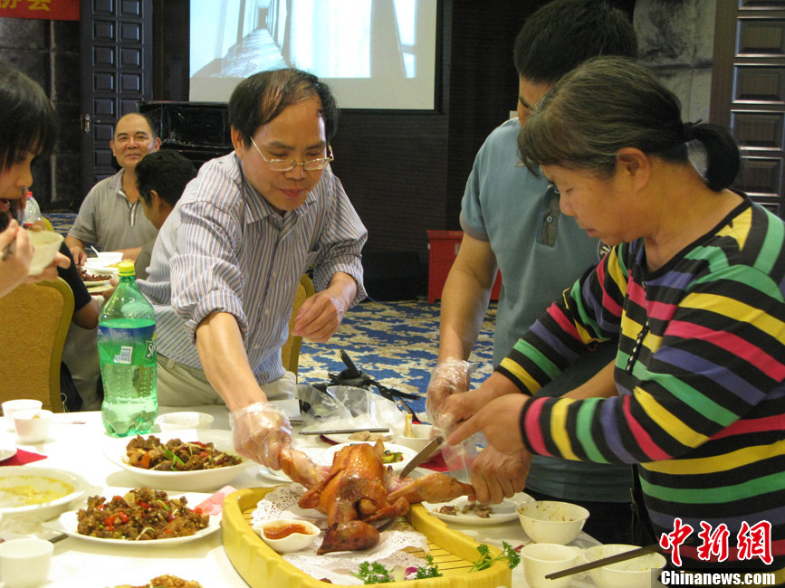 广西柳州畜牧部门请市民免费吃百禽宴