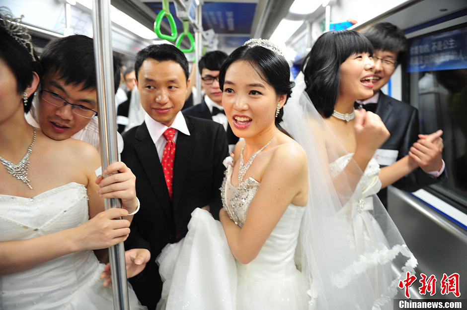 深圳新郎新娘乘地铁参加集体婚礼