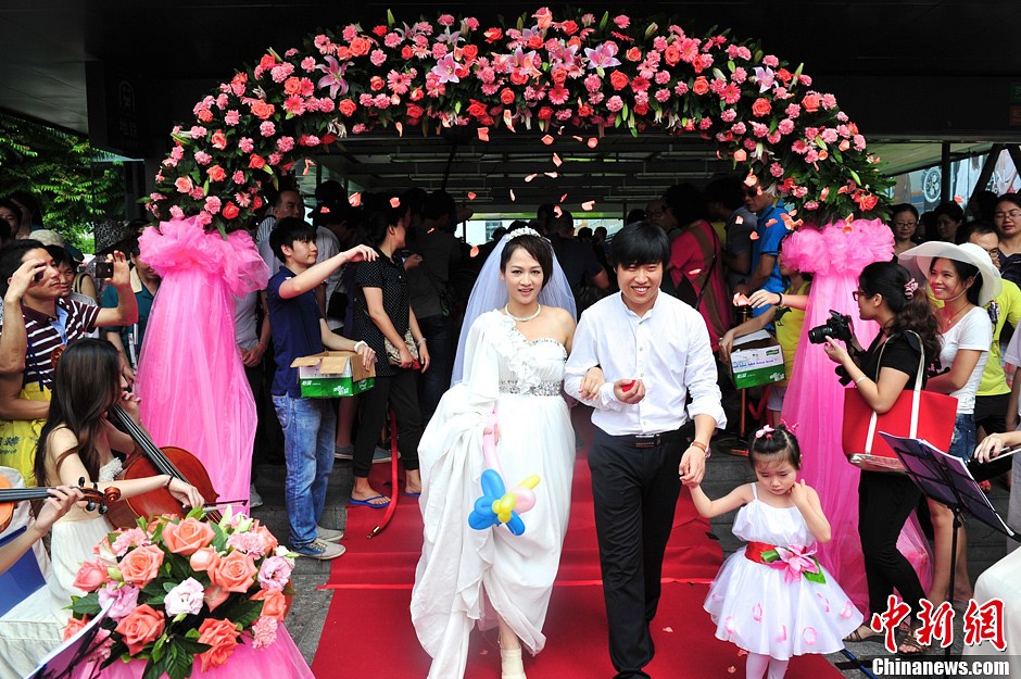 深圳新郎新娘乘地铁参加集体婚礼