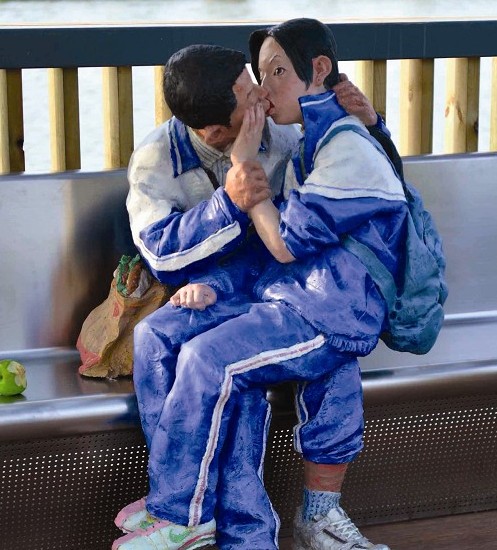 漳州一公园内现“中学生舌吻”雕塑 作者称只是亲嘴