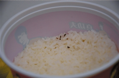 真功夫米饭被指吃出蟑螂 餐厅启动自查自检