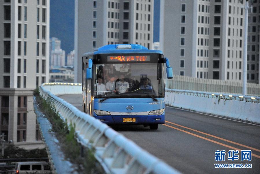 厦门BRT公交车恢复运营 市民鲜花寄哀思