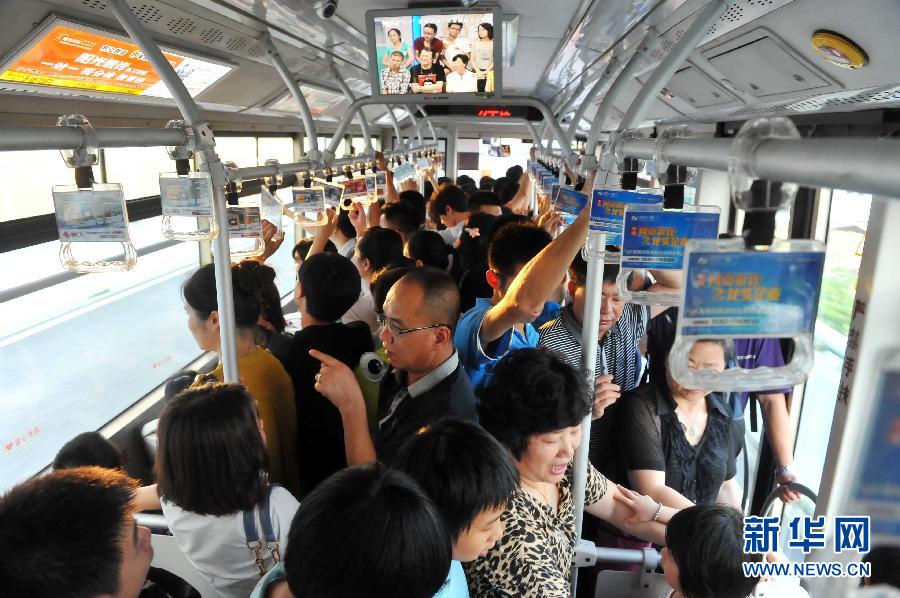 厦门BRT公交车恢复运营 市民鲜花寄哀思