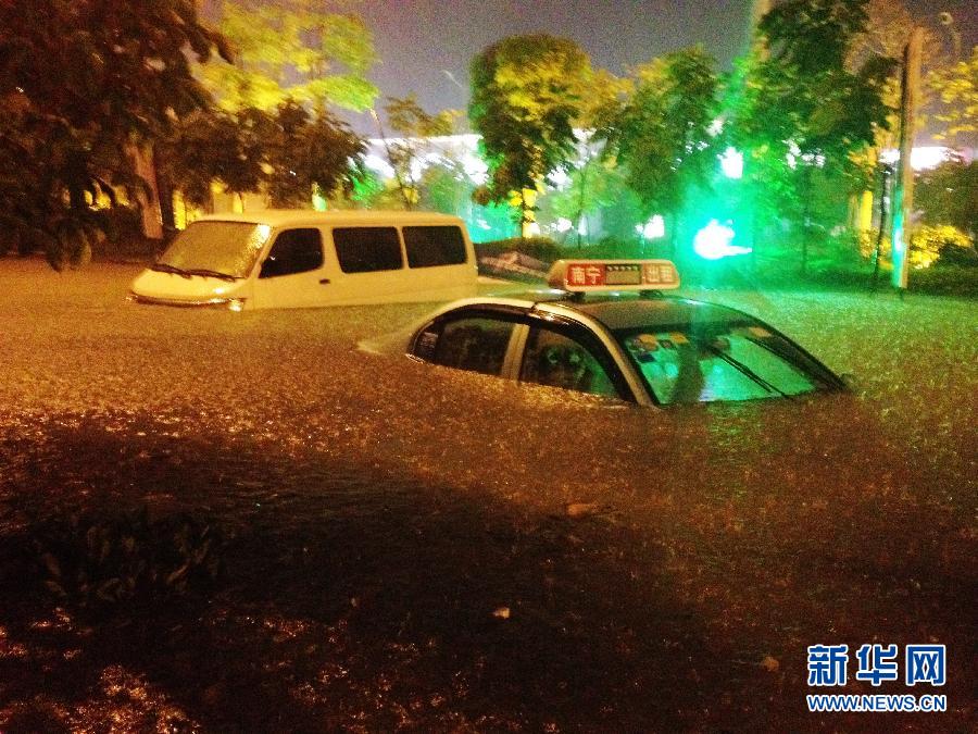 南宁突遭强雷雨袭击 多处人员、车辆被困