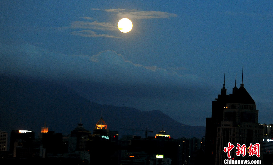 “超级月亮”现身福州天空