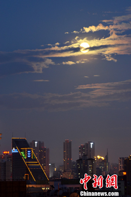 “超级月亮”现身福州天空