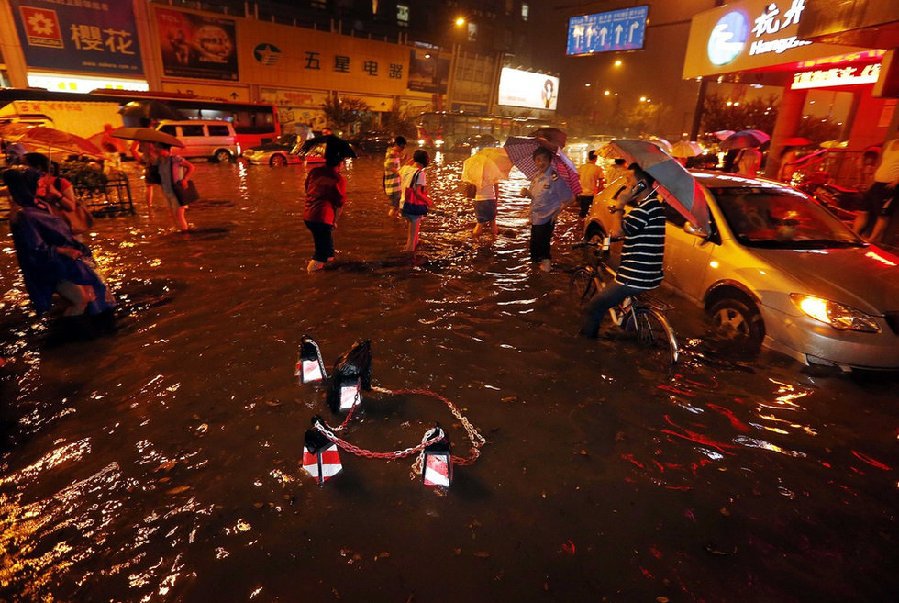高清：杭州遭暴雨袭击市区 开车如行船